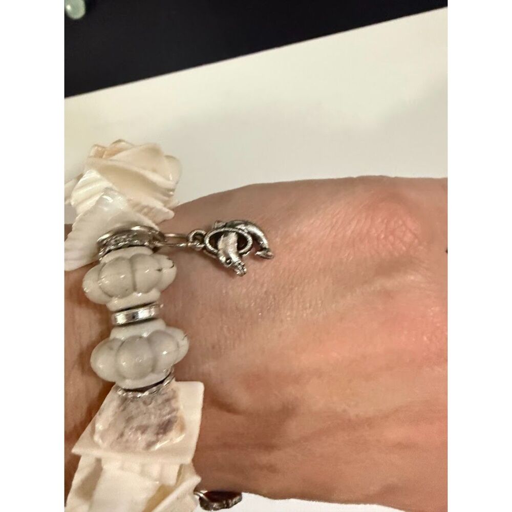 Beach-themed stretch seashell with silver-tone charms - Picture 3 of 5